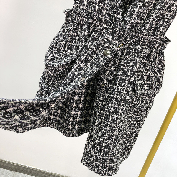 Rövid kockás ruha széles pántokkal és gombokkal