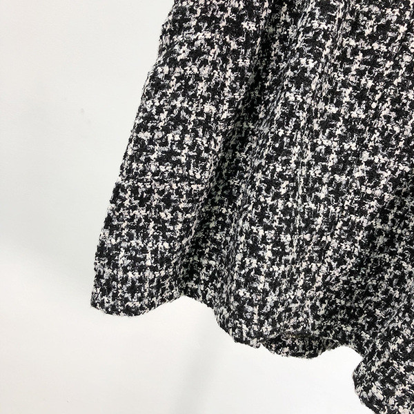 Rövid kockás ruha széles pántokkal és gombokkal