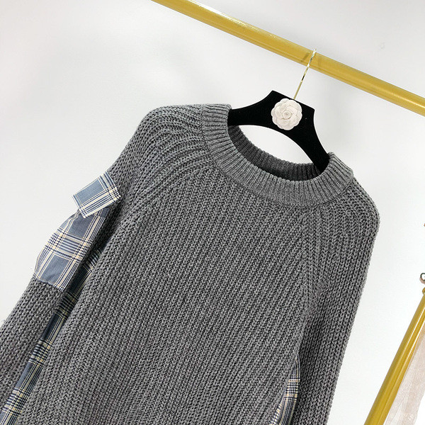 Női alkalmi pulóver szürke színben, ujjas zsebbel