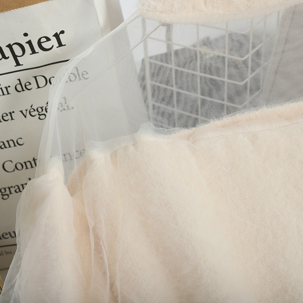 Pulover lung de puf de damă cu decolteu O în roșu, negru și bej