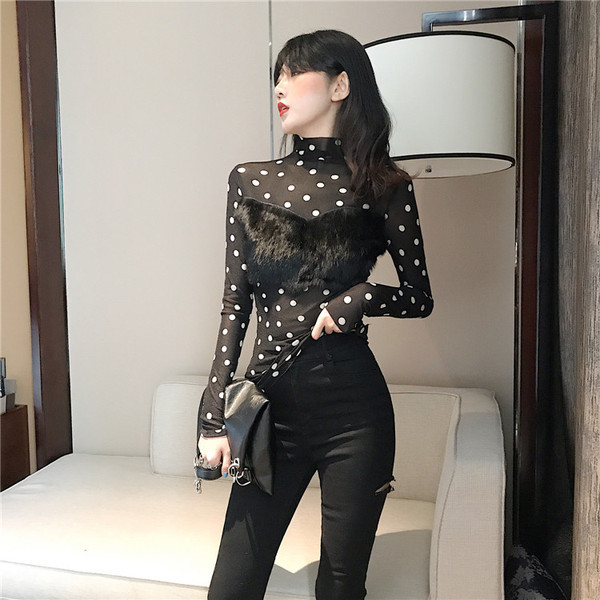 Női testhezálló blúz pólógallérral, fekete pöttyökkel