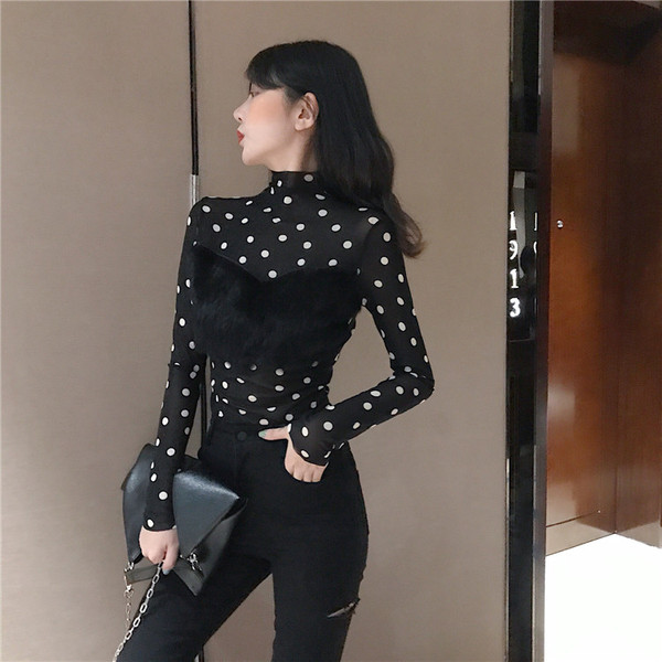 Női testhezálló blúz pólógallérral, fekete pöttyökkel