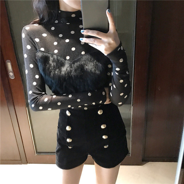 Női testhezálló blúz pólógallérral, fekete pöttyökkel