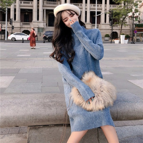 Rochie lungă modernă tricotată în albastru cu guler polo