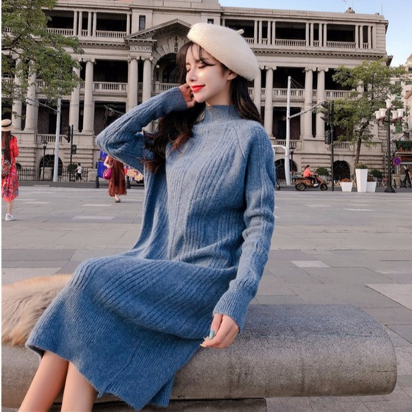 Rochie lungă modernă tricotată în albastru cu guler polo