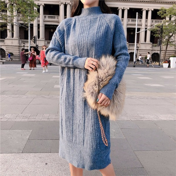 Rochie lungă modernă tricotată în albastru cu guler polo