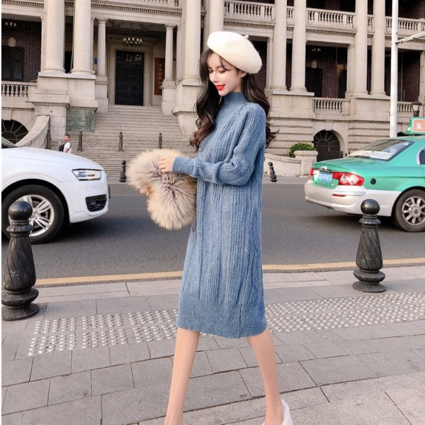 Rochie lungă modernă tricotată în albastru cu guler polo