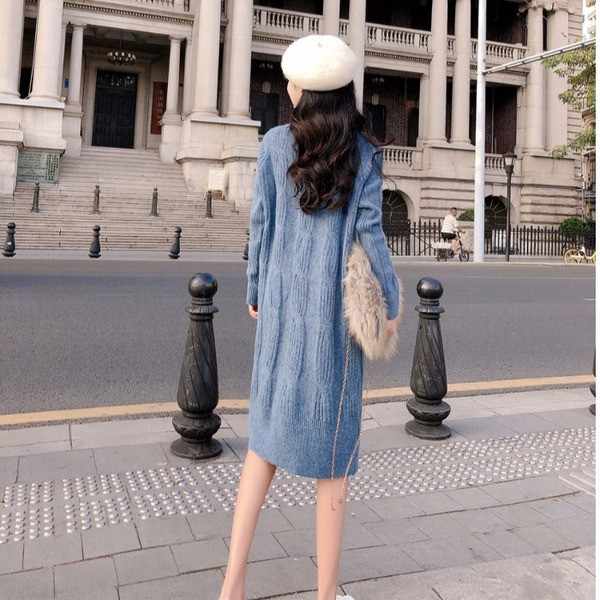 Rochie lungă modernă tricotată în albastru cu guler polo