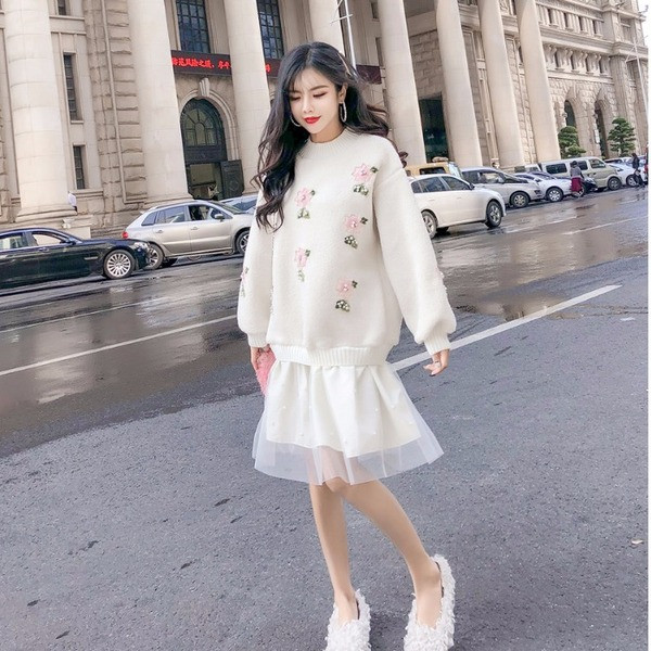 Fehér női pulóver hímzéssel és gyöngyökkel