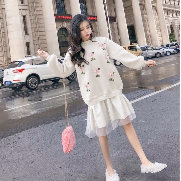 Fehér női pulóver hímzéssel és gyöngyökkel