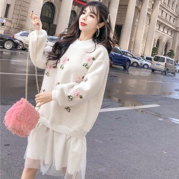 Fehér női pulóver hímzéssel és gyöngyökkel