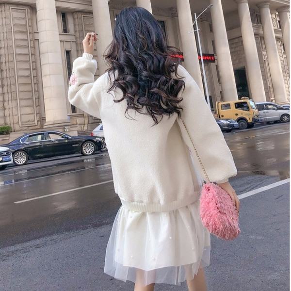 Fehér női pulóver hímzéssel és gyöngyökkel