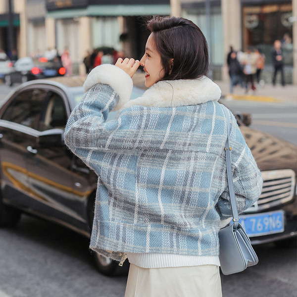 Модерно карирано дамско палто с мека яка в розов и син цвят