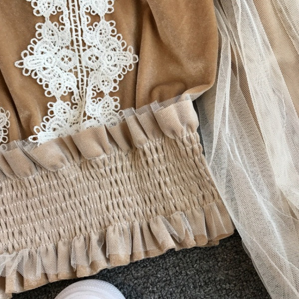 Modern női blúz csipkével és tüllel fekete és barna színben