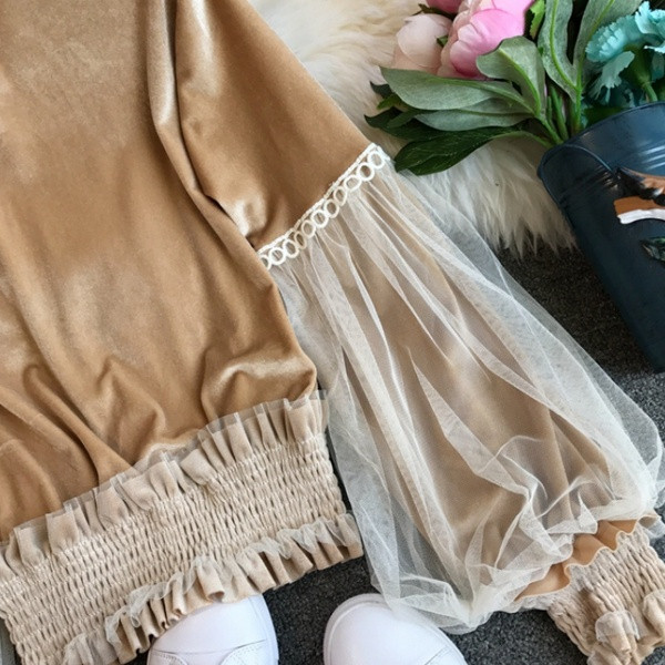 Modern női blúz csipkével és tüllel fekete és barna színben