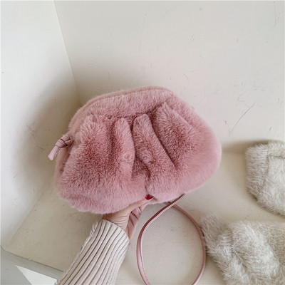 Γυναικεία χνουδωτή τσάντα σε διάφορα χρώματα