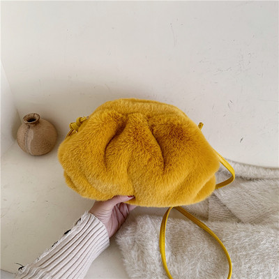 Γυναικεία χνουδωτή τσάντα σε διάφορα χρώματα