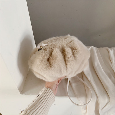 Γυναικεία χνουδωτή τσάντα σε διάφορα χρώματα