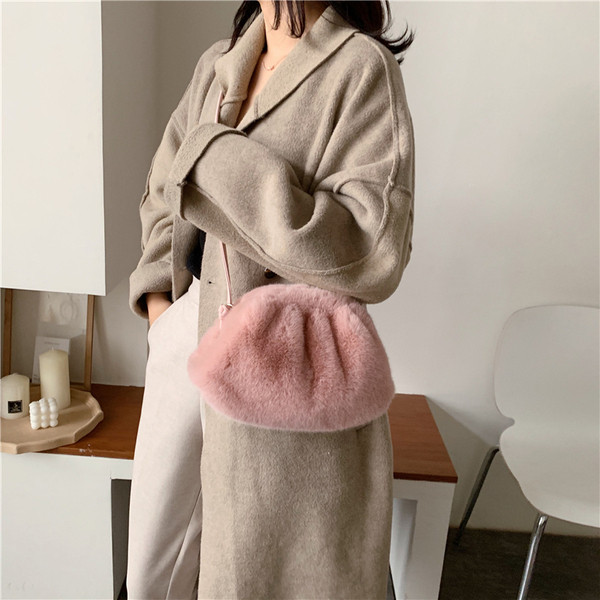 Γυναικεία χνουδωτή τσάντα σε διάφορα χρώματα