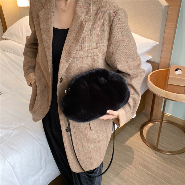 Γυναικεία χνουδωτή τσάντα σε διάφορα χρώματα