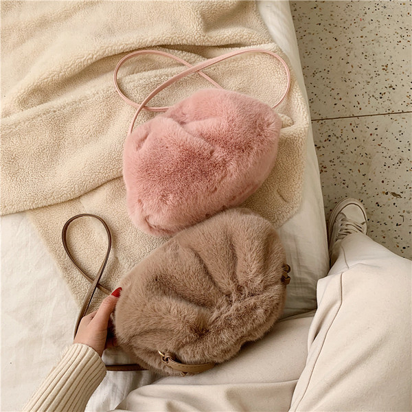 Γυναικεία χνουδωτή τσάντα σε διάφορα χρώματα