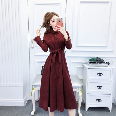 Női szabású modern ruha övvel és gombokkal