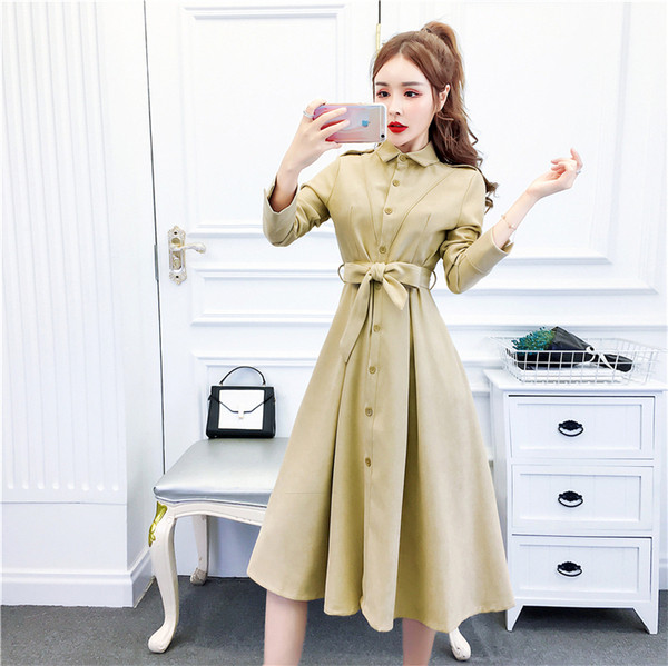 Női szabású modern ruha övvel és gombokkal