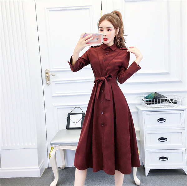 Női szabású modern ruha övvel és gombokkal