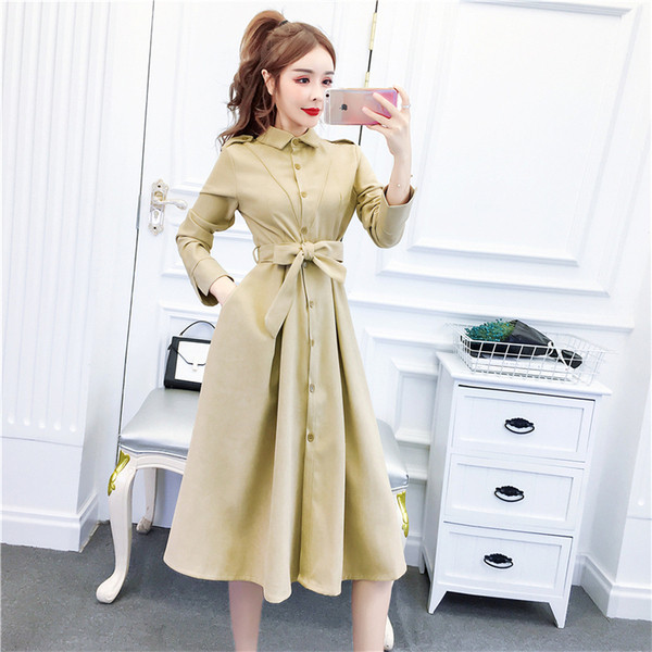 Női szabású modern ruha övvel és gombokkal