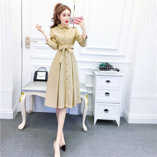 Női szabású modern ruha övvel és gombokkal