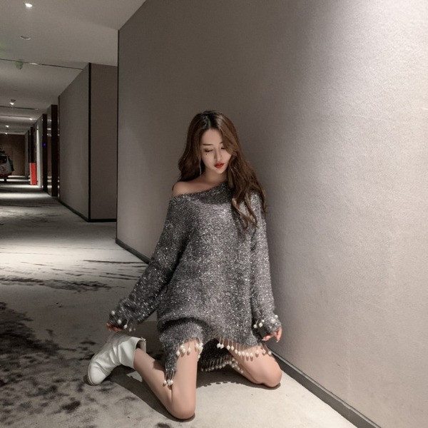 Γυναικείο μακρύ και μεγάλο πουλόβερ με κρόσσια και πέρλες σε δύο χρώματα