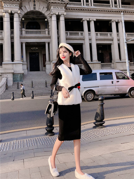 Rövid női pehelymellény műbőr övvel