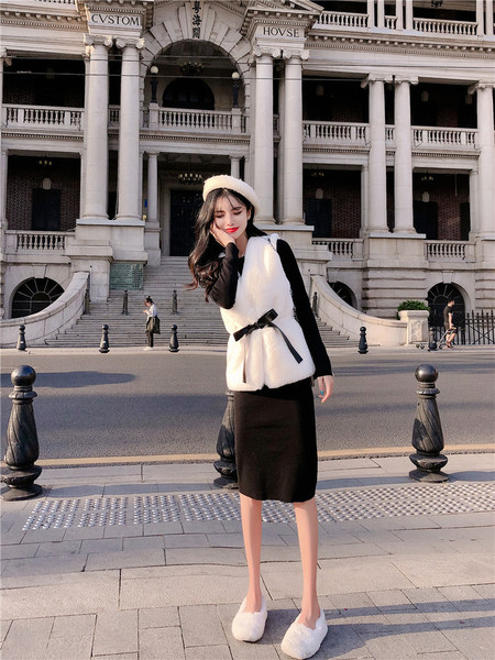 Rövid női pehelymellény műbőr övvel