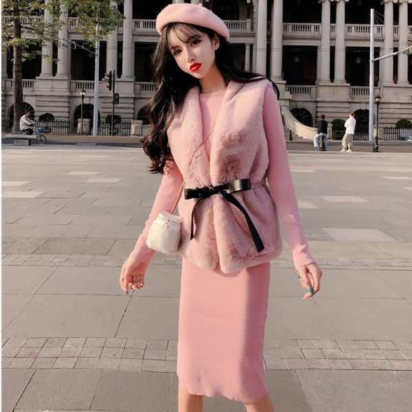 Rövid női pehelymellény műbőr övvel