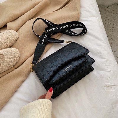 Öko bőrből készült modern női táska hosszú füllel, négy színben