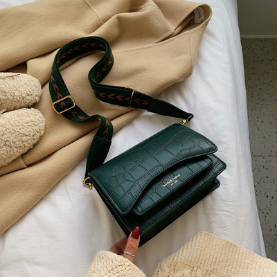 Öko bőrből készült modern női táska hosszú füllel, négy színben