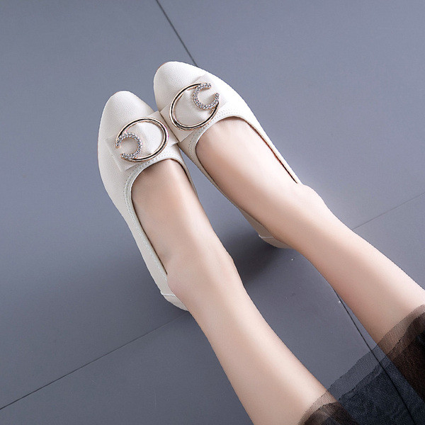 Alkalmi női bőrcipő fém elemmel - többféle színben