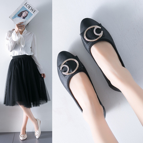 Alkalmi női bőrcipő fém elemmel - többféle színben