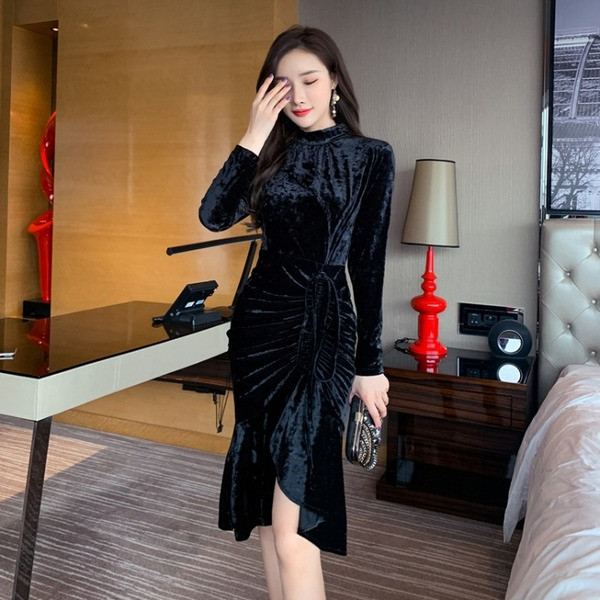 Modern női bársonyruha aszimmetrikus modell fekete és kék színben