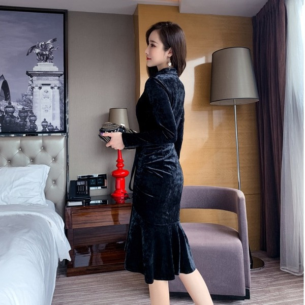 Modern női bársonyruha aszimmetrikus modell fekete és kék színben