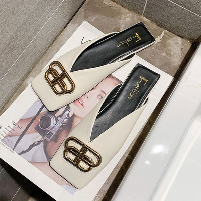 Γυναικείες παντόφλες από οικολογικό δέρμα με μεταλλικό στοιχείο σε μαύρο και άσπρο χρώμα