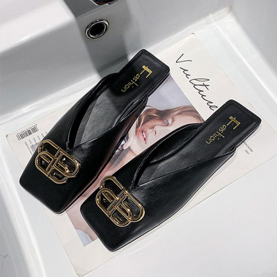 Γυναικείες παντόφλες από οικολογικό δέρμα με μεταλλικό στοιχείο σε μαύρο και άσπρο χρώμα