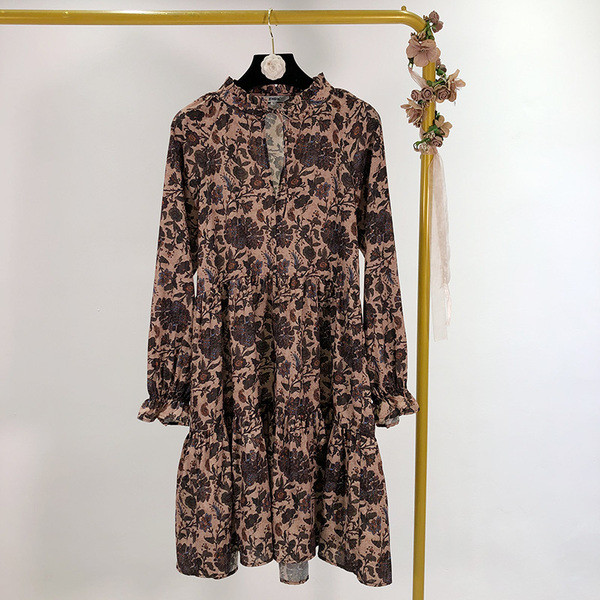 Κομψό γυναικείο φόρεμα με λαιμόκοψη και λουλουδάτο πριντ