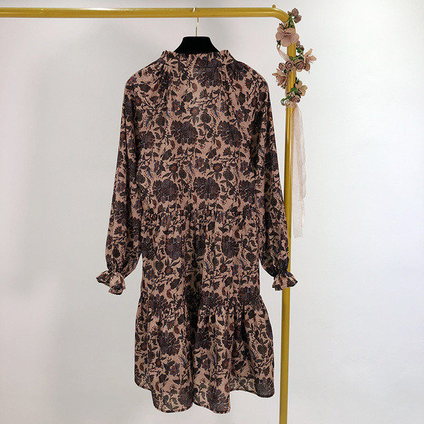 Κομψό γυναικείο φόρεμα με λαιμόκοψη και λουλουδάτο πριντ