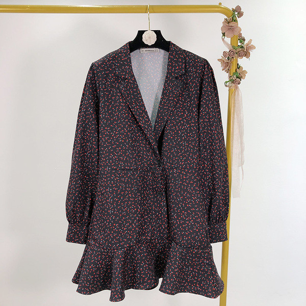 Rövid, hétköznapi ruha mély nyakkivágással és fürtökkel