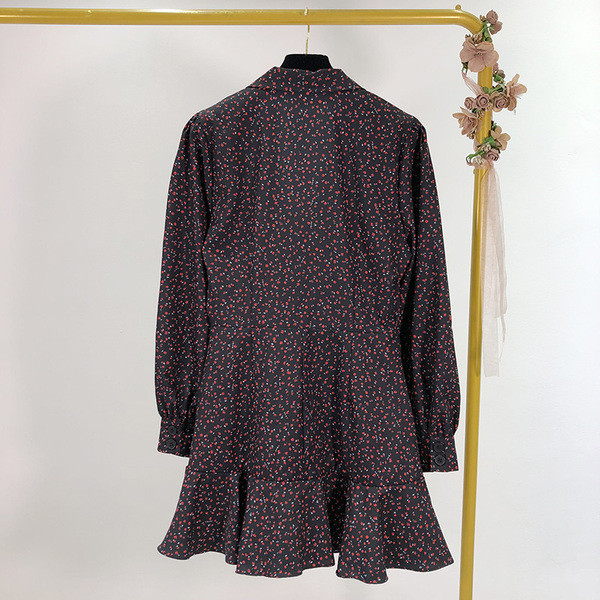 Rövid, hétköznapi ruha mély nyakkivágással és fürtökkel