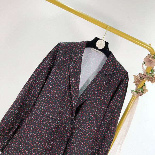 Rövid, hétköznapi ruha mély nyakkivágással és fürtökkel