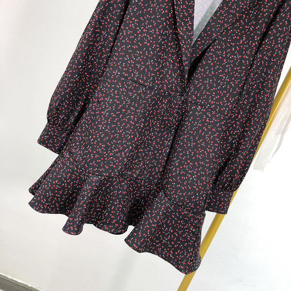 Rövid, hétköznapi ruha mély nyakkivágással és fürtökkel