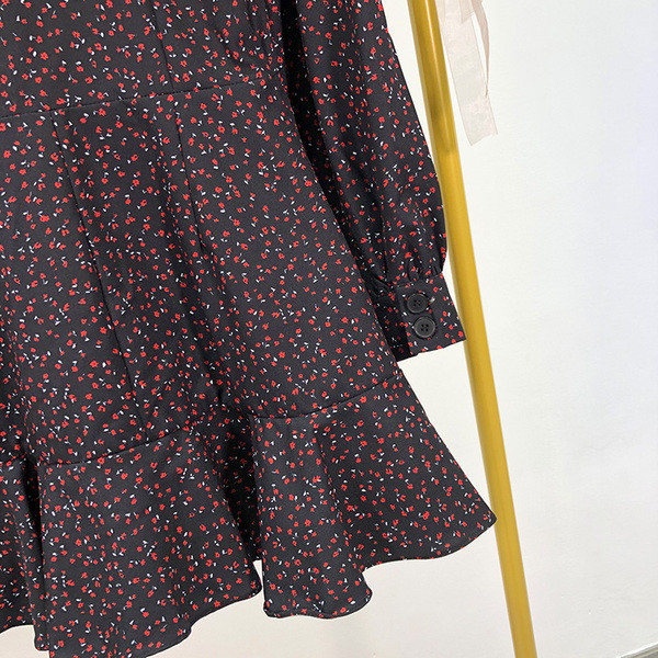 Rövid, hétköznapi ruha mély nyakkivágással és fürtökkel