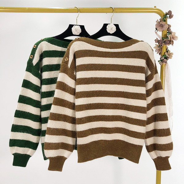 Γυναικείο ριγέ  πουλόβερ με λαιμόκοψη και κουμπιά